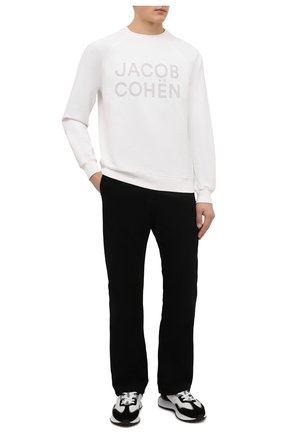 Мужской хлопковый свитшот JACOB COHEN белого цвета по цене 35950 руб., арт. U 6 001 03 M 4316/A07 | Фото 2 Мужской хлопковый свитшот JACOB COHEN белого цвета, арт. U 6 001 03 M 4316/A07 | Фото 2 (Материал внешний: Хлопок; Рукава: Длинные; Длина (для топов): Стандартные; Мужское Кросс-КТ: свитшот-одежда; Принт: С принтом; Стили: Кэжуэл)