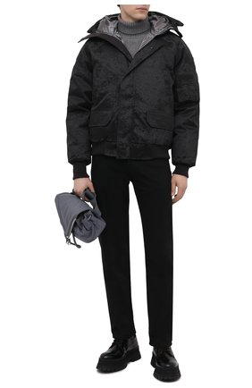 Мужской пуховый бомбер chilliwack CANADA GOOSE темно-серого цвета по цене 139000 руб., арт. 4408M | Фото 2 Мужской пуховый бомбер chilliwack CANADA GOOSE темно-серого цвета, арт. 4408M | Фото 2 (Длина (верхняя одежда): Короткие; Рукава: Длинные; Материал внешний: Синтетический материал; Материал утеплителя: Пух и перо; Материал подклада: Синтетический материал; Мужское Кросс-КТ: пуховик-короткий; Стили: Кэжуэл; Кросс-КТ: Куртка; Принт: С принтом)