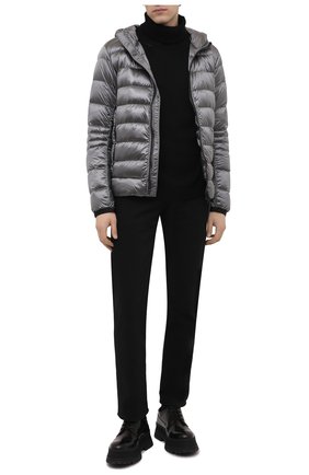 Мужская пуховая куртка crofton CANADA GOOSE серебряного цвета по цене 87300 руб., арт. 4407M | Фото 2 Мужская пуховая куртка crofton CANADA GOOSE серебряного цвета, арт. 4407M | Фото 2 (Материал подклада: Синтетический материал; Длина (верхняя одежда): Короткие; Рукава: Длинные; Материал утеплителя: Пух и перо; Материал внешний: Синтетический материал; Кросс-КТ: Куртка; Мужское Кросс-КТ: пуховик-короткий; Стили: Спорт-шик)