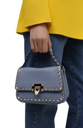 Женская сумка rockstud small VALENTINO голубого цвета по цене 104500 руб., арт. WW2B0I52/VSF | Фото 2 Женская сумка rockstud small VALENTINO голубого цвета, арт. WW2B0I52/VSF | Фото 2 (Материал: Натуральная кожа; Размер: small; Ремень/цепочка: На ремешке; Сумки-технические: Сумки top-handle, Сумки через плечо)