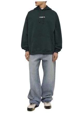 Мужской хлопковое худи VETEMENTS темно-зеленого цвета по цене 65750 руб., арт. UE52TR380V 1601/M | Фото 2 Мужской хлопковое худи VETEMENTS темно-зеленого цвета, арт. UE52TR380V 1601/M | Фото 2 (Рукава: Длинные; Материал внешний: Хлопок; Длина (для топов): Стандартные; Мужское Кросс-КТ: Худи-одежда; Принт: С принтом; Стили: Спорт-шик)