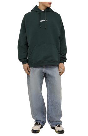 Мужские джинсы BALENCIAGA голубого цвета по цене 69950 руб., арт. 675230/TJW79 | Фото 2 Мужские джинсы BALENCIAGA голубого цвета, арт. 675230/TJW79 | Фото 2 (Материал внешний: Хлопок, Деним; Длина (брюки, джинсы): Стандартные; Кросс-КТ: Деним; Силуэт М (брюки): Широкие; Детали: Потертости; Стили: Минимализм)