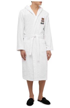 Мужской хлопковый халат MOSCHINO белого цвета по цене 16450 руб., арт. A7302/5165 | Фото 2 Мужской хлопковый халат MOSCHINO белого цвета, арт. A7302/5165 | Фото 2 (Длина (верхняя одежда): Длинные; Рукава: Длинные; Материал внешний: Хлопок; Кросс-КТ: домашняя одежда)