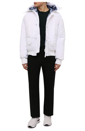 Мужской пуховый бомбер chilliwack glacial haze CANADA GOOSE белого цвета по цене 116000 руб., арт. 7999U1 | Фото 2 Мужской пуховый бомбер chilliwack glacial haze CANADA GOOSE белого цвета, арт. 7999U1 | Фото 2 (Материал подклада: Синтетический материал; Рукава: Длинные; Материал утеплителя: Пух и перо; Длина (верхняя одежда): Короткие; Материал внешний: Синтетический материал; Кросс-КТ: Куртка; Мужское Кросс-КТ: пуховик-короткий; Стили: Спорт-шик; Принт: Без принта; Региональные ограничения белый список (Axapta Mercury): RU)