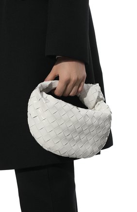 Женская сумка jodie mini BOTTEGA VENETA белого цвета по цене 156500 руб., арт. 651876/V1GG0 | Фото 2 Женская сумка jodie mini BOTTEGA VENETA белого цвета, арт. 651876/V1GG0 | Фото 2 (Размер: mini; Материал: Натуральная кожа; Сумки-технические: Сумки top-handle)