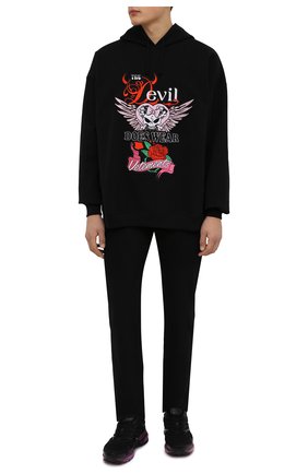 Мужской хлопковое худи VETEMENTS черного цвета по цене 99850 руб., арт. UE52TR490B 1606/M | Фото 2 Мужской хлопковое худи VETEMENTS черного цвета, арт. UE52TR490B 1606/M | Фото 2 (Материал внешний: Хлопок; Рукава: Длинные; Длина (для топов): Стандартные; Мужское Кросс-КТ: Худи-одежда; Принт: С принтом; Стили: Панк)