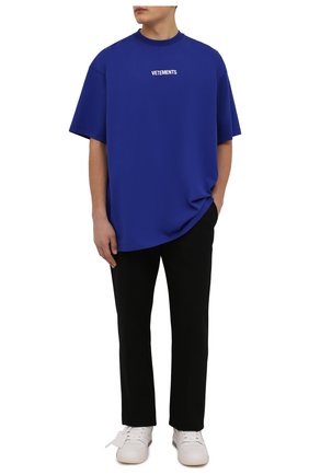 Мужская хлопковая футболка VETEMENTS синего цвета по цене 29950 руб., арт. UE52TR120N 1602/M | Фото 2 Мужская хлопковая футболка VETEMENTS синего цвета, арт. UE52TR120N 1602/M | Фото 2 (Длина (для топов): Удлиненные; Материал внешний: Хлопок; Рукава: Короткие; Принт: С принтом; Стили: Гранж)