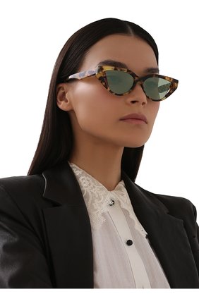 Женские солнцезащитные очки FENDI леопардового цвета, арт. FE40009I 55Q | Фото 2 (Тип очков: С/з; Региональные ограничения белый список (Axapta Mercury): RU; Очки форма: Cat-eye; Оптика Гендер: оптика-женское)