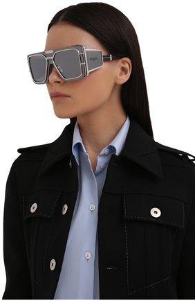 Женские солнцезащитные очки BALMAIN серебряного цвета по цене 96000 руб., арт. BPS-102J | Фото 2 Женские солнцезащитные очки BALMAIN серебряного цвета, арт. BPS-102J | Фото 2 (Кросс-КТ: С/з-унисекс; Тип очков: С/з; Очки форма: Маска, Over-size; Оптика Гендер: оптика-унисекс)