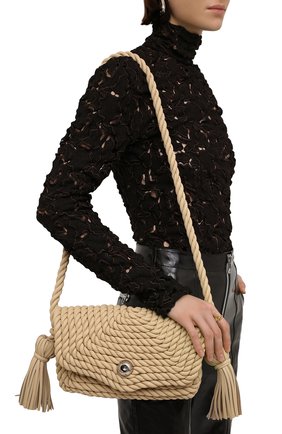 Женская сумка classic BOTTEGA VENETA кремвого цвета, арт. 680185/V1FS0 | Фото 2 (Размер: medium; Материал: Натуральная кожа; Сумки-технические: Сумки через плечо)