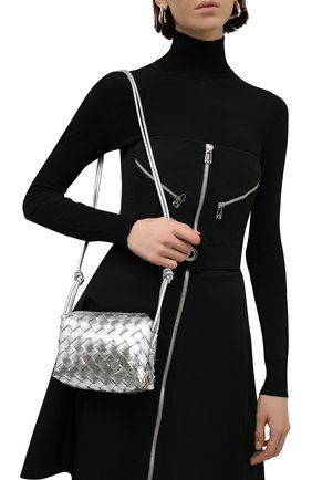 Женская сумка loop mini BOTTEGA VENETA серебряного цвета по цене 82650 руб., арт. 680254/V1GJ1 | Фото 2 Женская сумка loop mini BOTTEGA VENETA серебряного цвета, арт. 680254/V1GJ1 | Фото 2 (Ремень/цепочка: На ремешке; Размер: mini; Материал: Натуральная кожа; Сумки-технические: Сумки через плечо)