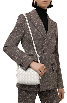 Женская сумка loop mini BOTTEGA VENETA белого цвета по цене 82650 руб., арт. 680254/V1H51 | Фото 2 Женская сумка loop mini BOTTEGA VENETA белого цвета, арт. 680254/V1H51 | Фото 2 (Размер: mini; Ремень/цепочка: На ремешке; Материал: Натуральная кожа; Сумки-технические: Сумки через плечо)