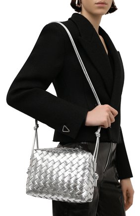 Женская сумка loop small BOTTEGA VENETA серебряного цвета по цене 139000 руб., арт. 680255/V1GJ1 | Фото 2 Женская сумка loop small BOTTEGA VENETA серебряного цвета, арт. 680255/V1GJ1 | Фото 2 (Размер: small; Ремень/цепочка: На ремешке; Материал: Натуральная кожа; Сумки-технические: Сумки через плечо)