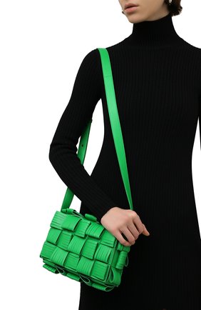 Женская сумка cassette BOTTEGA VENETA зеленого цвета, арт. 680698/V1G71 | Фото 2 (Размер: small; Ремень/цепочка: На ремешке; Материал: Натуральная кожа; Сумки-технические: Сумки через плечо)