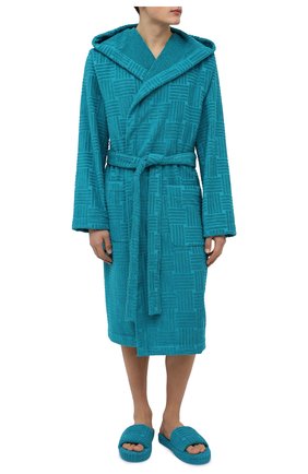 Мужской хлопковый халат BOTTEGA VENETA бирюзового цвета по цене 42650 руб., арт. 656097/4V106 | Фото 2 Мужской хлопковый халат BOTTEGA VENETA бирюзового цвета, арт. 656097/4V106 | Фото 2 (Длина (верхняя одежда): Длинные; Рукава: Длинные; Материал внешний: Хлопок; Кросс-КТ: домашняя одежда)