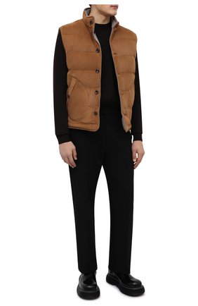 Мужской двусторонний пуховый жилет RALPH LAUREN бежевого цвета по цене 269000 руб., арт. 790854804 | Фото 2 Мужской двусторонний пуховый жилет RALPH LAUREN бежевого цвета, арт. 790854804 | Фото 2 (Материал утеплителя: Шерсть, Пух и перо; Длина (верхняя одежда): Короткие; Кросс-КТ: Куртка, Пуховик; Материал внешний: Замша, Натуральная кожа; Стили: Кэжуэл)