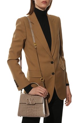 Женская сумка vsling small из кожи аллигатора VALENTINO бежевого цвета по цене 1305000 руб., арт. WW2B0F53/XDE/AMIS | Фото 2 Женская сумка vsling small из кожи аллигатора VALENTINO бежевого цвета, арт. WW2B0F53/XDE/AMIS | Фото 2 (Ремень/цепочка: На ремешке; Размер: small; Материал: Экзотическая кожа; Сумки-технические: Сумки top-handle, Сумки через плечо)