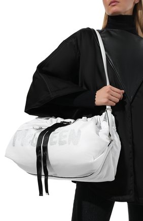 Женская сумка the bundle ALEXANDER MCQUEEN черно-белого цвета по цене 86200 руб., арт. 669589/16XA0 | Фото 2 Женская сумка the bundle ALEXANDER MCQUEEN черно-белого цвета, арт. 669589/16XA0 | Фото 2 (Материал: Текстиль; Ремень/цепочка: На ремешке; Размер: large; Сумки-технические: Сумки через плечо)
