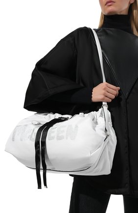 Женская сумка the bundle ALEXANDER MCQUEEN белого цвета, арт. 669589/16XA0 | Фото 2 (Сумки-технические: Сумки через плечо; Ремень/цепочка: На ремешке; Материал: Текстиль; Размер: large)