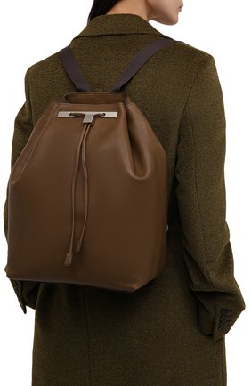 Женский рюкзак THE ROW коричневого цвета, арт. W1000L72 | Фото 2 (Материал: Натуральная кожа; Размер: medium; Стили: Кэжуэл)