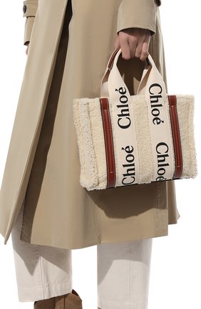 Женский сумка-тоут woody mini CHLOÉ бежевого цвета по цене 112500 руб., арт. CHC21WS397F58 | Фото 2 Женский сумка-тоут woody mini CHLOÉ бежевого цвета, арт. CHC21WS397F58 | Фото 2 (Материал: Натуральный мех; Ремень/цепочка: На ремешке; Размер: mini; Сумки-технические: Сумки-шопперы)