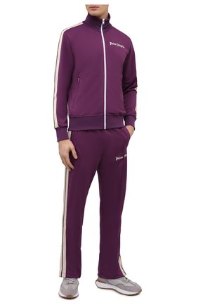 Мужские брюки PALM ANGELS фиолетового цвета, арт. PMCA007F21FAB0022803 | Фото 2 (Длина (брюки, джинсы): Стандартные; Материал внешний: Синтетический материал; Случай: Повседневный; Стили: Спорт-шик)