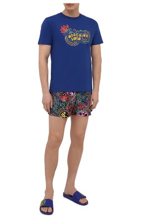 Мужская хлопковая футболка MOSCHINO синего цвета по цене 13800 руб., арт. A1901/2820 | Фото 2 Мужская хлопковая футболка MOSCHINO синего цвета, арт. A1901/2820 | Фото 2 (Длина (для топов): Стандартные; Материал внешний: Хлопок; Рукава: Короткие; Принт: С принтом; Кросс-КТ: Пляж; Стили: Спорт-шик)