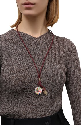Женская кулон на шнурке CHLOÉ бордового цвета по цене 43200 руб., арт. CHC21WF009LCC | Фото 2 Женская кулон на шнурке CHLOÉ бордового цвета, арт. CHC21WF009LCC | Фото 2 (Материал: Металл)