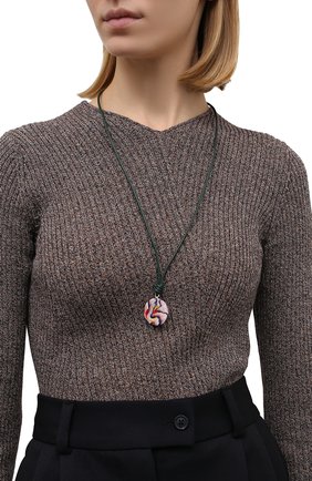 Женская кулон на шнурке CHLOÉ разноцветного цвета по цене 14400 руб., арт. CHC21WK972F65 | Фото 2 Женская кулон на шнурке CHLOÉ разноцветного цвета, арт. CHC21WK972F65 | Фото 2 (Материал: Металл)