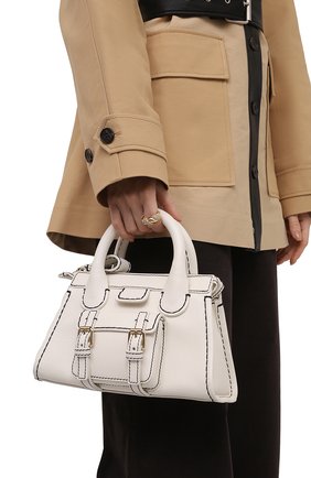Женская сумка edith small CHLOÉ белого цвета по цене 109000 руб., арт. CHC21WS451F43 | Фото 2 Женская сумка edith small CHLOÉ белого цвета, арт. CHC21WS451F43 | Фото 2 (Материал: Натуральная кожа; Ремень/цепочка: На ремешке; Размер: small; Сумки-технические: Сумки top-handle)