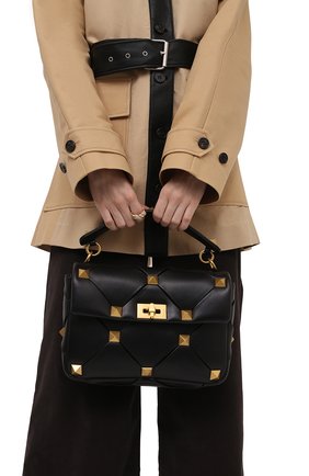 Женская сумка roman stud VALENTINO черного цвета по цене 243500 руб., арт. WW0B0I60/LIZ | Фото 2 Женская сумка roman stud VALENTINO черного цвета, арт. WW0B0I60/LIZ | Фото 2 (Размер: medium; Материал: Натуральная кожа; Ремень/цепочка: На ремешке; Сумки-технические: Сумки top-handle)