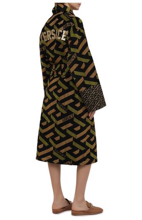 Женский хлопковый халат VERSACE хаки цвета по цене 74950 руб., арт. ZACJ00010/ZC0SP131 | Фото 2 Женский хлопковый халат VERSACE хаки цвета, арт. ZACJ00010/ZC0SP131 | Фото 2 (Длина Ж (юбки, платья, шорты): Миди; Материал внешний: Хлопок; Рукава: Длинные)