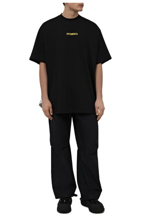 Мужская хлопковая футболка VETEMENTS черного цвета, арт. UE52TR120X 1602/M | Фото 2 (Длина (для топов): Удлиненные; Материал внешний: Хлопок; Рукава: Короткие; Женское Кросс-КТ: Футболка-одежда; Принт: С принтом; Стили: Гранж)