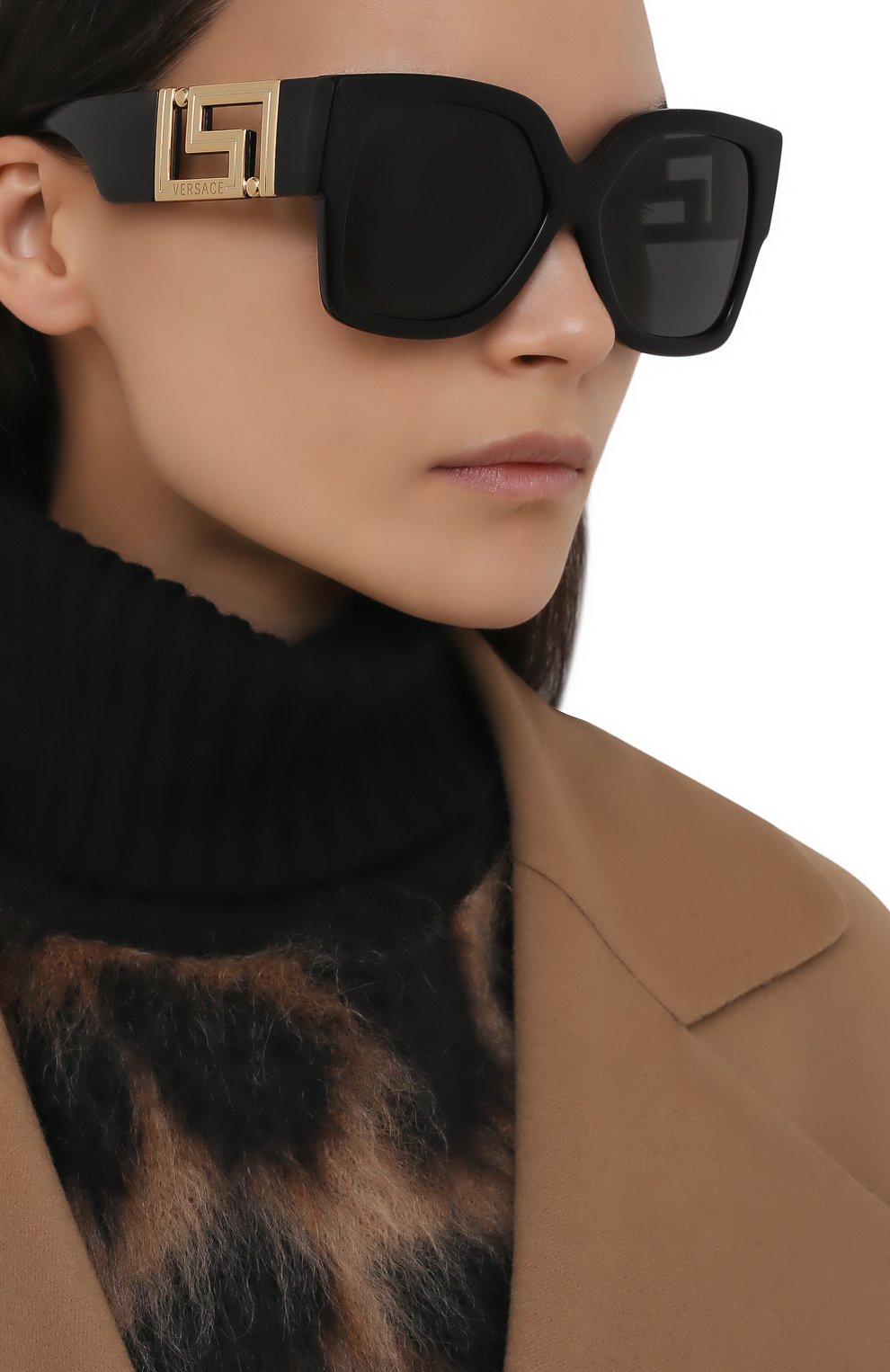 Женские солнцезащитные очки VERSACE черного цвета, арт. 4402-GB1/87 | Фото 2 (Тип очков: С/з; Очки форма: Квадратные; Оптика Гендер: оптика-женское)
