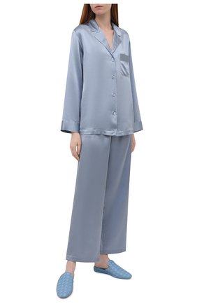 Женская шелковая пижама LUNA DI SETA голубого цвета по цене 36850 руб., арт. VLST08007 | Фото 1 Женская шелковая пижама LUNA DI SETA голубого цвета, арт. VLST08007 | Фото 1 (Длина Ж (юбки, платья, шорты): Мини; Материал внешний: Шелк; Рукава: Длинные; Длина (для топов): Стандартные; Длина (брюки, джинсы): Стандартные)