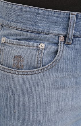 Мужские джинсы BRUNELLO CUCINELLI светло-голубого цвета, арт. M0Z37B2210 | Фото 5 (Силуэт М (брюки): Прямые; Кросс-КТ: Деним; Длина (брюки, джинсы): Стандартные; Региональные ограничения белый список (Axapta Mercury): RU; Материал внешний: Хлопок, Деним; Детали: Потертости; Стили: Кэжуэл)