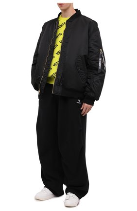 Мужские хлопковые брюки BALENCIAGA черного цвета, арт. 675346/TLVA1 | Фото 2 (Длина (брюки, джинсы): Стандартные; Материал внешний: Хлопок; Случай: Повседневный; Стили: Спорт-шик)
