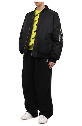 Мужские хлопковые брюки BALENCIAGA черного цвета по цене 135000 руб., арт. 675346/TLVA1 | Фото 2 Мужские хлопковые брюки BALENCIAGA черного цвета, арт. 675346/TLVA1 | Фото 2 (Длина (брюки, джинсы): Стандартные; Материал внешний: Хлопок; Случай: Повседневный; Стили: Спорт-шик)