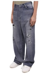Мужские джинсы BALENCIAGA синего цвета, арт. 675336/TLV86 | Фото 3 (Силуэт М (брюки): Широкие; Кросс-КТ: Деним; Длина (брюки, джинсы): Стандартные; Стили: Гранж; Материал внешний: Хлопок, Деним; Детали: Потертости)