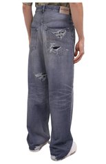 Мужские джинсы BALENCIAGA синего цвета, арт. 675336/TLV86 | Фото 4 (Силуэт М (брюки): Широкие; Кросс-КТ: Деним; Длина (брюки, джинсы): Стандартные; Стили: Гранж; Материал внешний: Хлопок, Деним; Детали: Потертости)