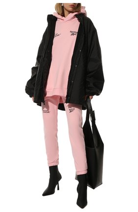 Женские хлопковые джоггеры reebok x monochrome REEBOK розового цвета по цене 9999 руб., арт. HE0856 | Фото 2 Женские хлопковые джоггеры reebok x monochrome REEBOK розового цвета, арт. HE0856 | Фото 2 (Материал внешний: Хлопок; Длина (брюки, джинсы): Стандартные; Стили: Спорт-шик; Женское Кросс-КТ: Джоггеры - брюки; Силуэт Ж (брюки и джинсы): Джоггеры; Кросс-КТ: Трикотаж)