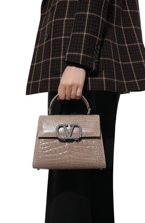 Женская сумка vsling small из кожи аллигатора VALENTINO бежевого цвета по цене 1565000 руб., арт. WW2B0F53/HKF/AMIS | Фото 2 Женская сумка vsling small из кожи аллигатора VALENTINO бежевого цвета, арт. WW2B0F53/HKF/AMIS | Фото 2 (Размер: small; Ремень/цепочка: На ремешке; Материал: Экзотическая кожа; Сумки-технические: Сумки top-handle)