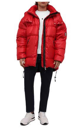 Мужская пуховик MIRA красного цвета по цене 72100 руб., арт. MW11/PARKA/SILIC0N LABEL | Фото 2 Мужская пуховик MIRA красного цвета, арт. MW11/PARKA/SILIC0N LABEL | Фото 2 (Материал внешний: Синтетический материал; Материал подклада: Синтетический материал; Рукава: Длинные; Материал утеплителя: Пух и перо; Длина (верхняя одежда): До середины бедра; Кросс-КТ: Куртка; Мужское Кросс-КТ: пуховик-короткий; Стили: Спорт-шик)