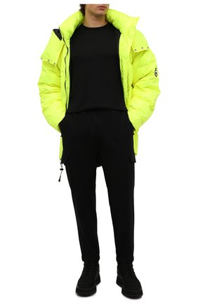 Мужская пуховик MIRA салатового цвета по цене 72100 руб., арт. MW11/PARKA/SILIC0N LABEL | Фото 2 Мужская пуховик MIRA салатового цвета, арт. MW11/PARKA/SILIC0N LABEL | Фото 2 (Материал утеплителя: Пух и перо; Материал внешний: Синтетический материал; Рукава: Длинные; Материал подклада: Синтетический материал; Длина (верхняя одежда): До середины бедра; Кросс-КТ: Куртка; Мужское Кросс-КТ: пуховик-короткий; Стили: Спорт-шик)