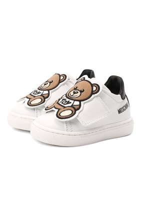Детские кожаные кеды MOSCHINO белого цвета по цене 25200 руб., арт. 70101/KIPS/KIPS/18-26 | Фото 1 Детские кожаные кеды MOSCHINO белого цвета, арт. 70101/KIPS/KIPS/18-26 | Фото 1 (Материал внешний: Кожа; Материал внутренний: Натуральная кожа; Длина стельки: 14,8, 15,3, 16,5, 13,6, 14,3, 16, 13; Мальчики Кросс-КТ: Обувь-низкие; Кросс-КТ: велькро)
