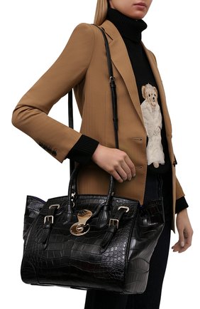 Женская сумка ricky 33 из кожи аллигатора RALPH LAUREN черного цвета по цене 1945000 руб., арт. 435867826/AMIS | Фото 6 Женская сумка ricky 33 из кожи аллигатора RALPH LAUREN черного цвета, арт. 435867826/AMIS | Фото 6 (Материал: Экзотическая кожа; Сумки-технические: Сумки top-handle; Ремень/цепочка: На ремешке; Размер: large)