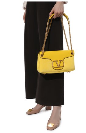 Женская сумка stud sign VALENTINO желтого цвета, арт. XW2B0K26/IRL | Фото 2 (Материал: Натуральная кожа; Размер: medium; Ремень/цепочка: На ремешке; Сумки-технические: Сумки через плечо)