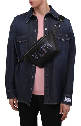 Мужская поясная сумка neon vltn VALENTINO черного цвета по цене 69950 руб., арт. XY2B0A87/GCI | Фото 2 Мужская поясная сумка neon vltn VALENTINO черного цвета, арт. XY2B0A87/GCI | Фото 2 (Ремень/цепочка: На ремешке; Размер: medium; Материал: Натуральная кожа)