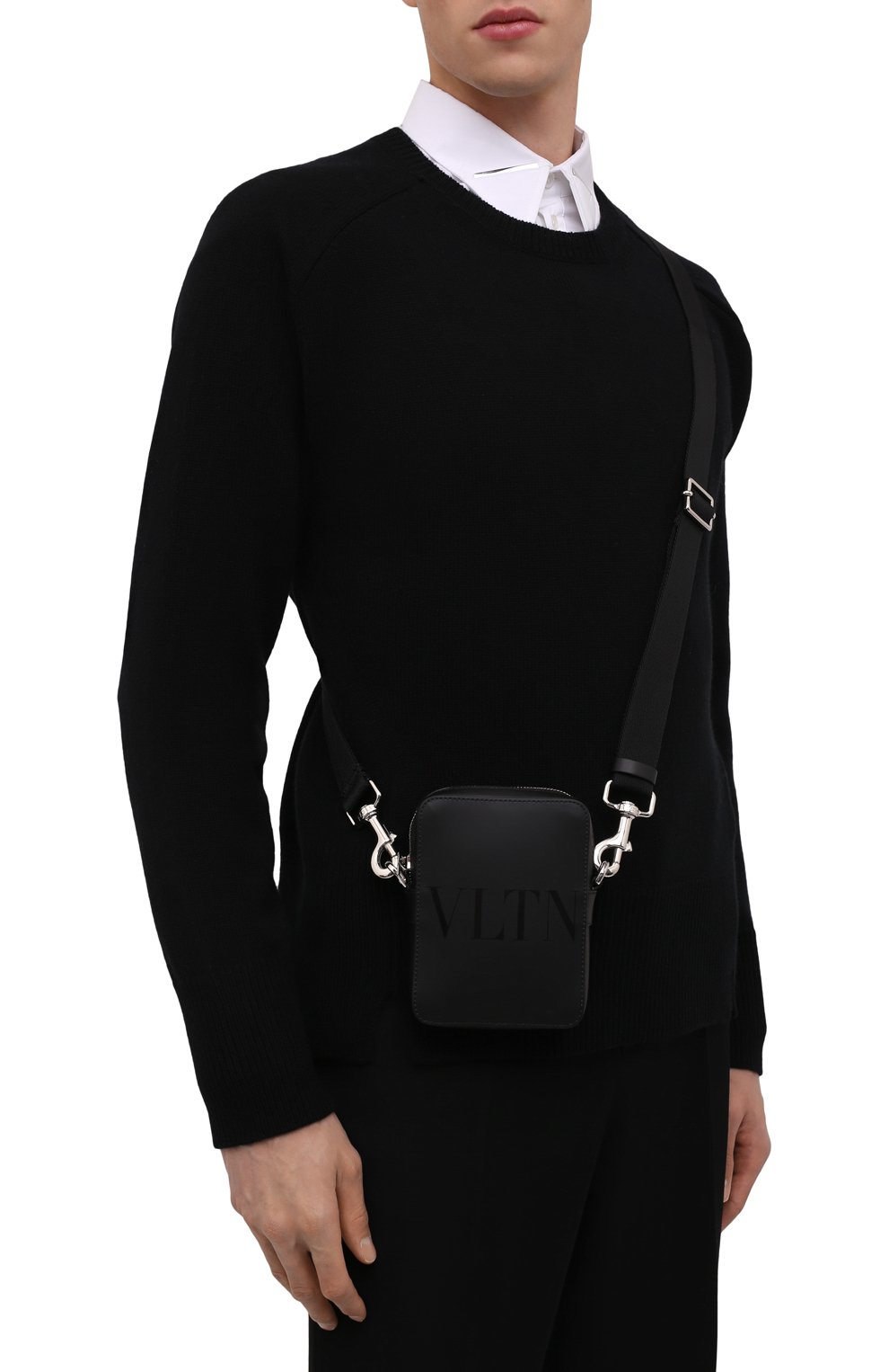 Мужская кожаная сумка vltn VALENTINO черного цвета, арт. XY2B0943/GUI | Фото 2 (Материал: Натуральная кожа; Размер: mini; Ремень/цепочка: На ремешке)