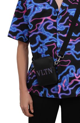 Мужская кожаная сумка neon vltn VALENTINO черного цвета, арт. XY2B0943/GCI | Фото 2 (Размер: mini; Материал: Натуральная кожа; Ремень/цепочка: На ремешке)